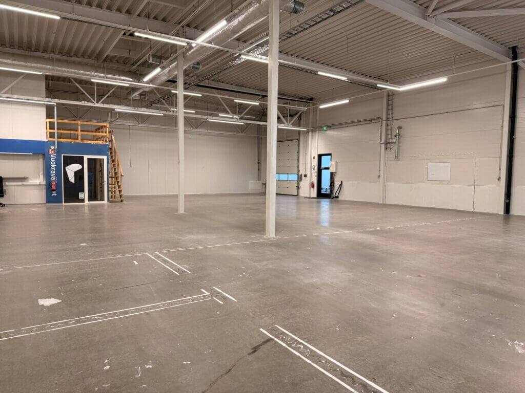 Vuokrattava liiketila Autokeskuksentie 12:ssa Pirkkalan Linnakalliossa.