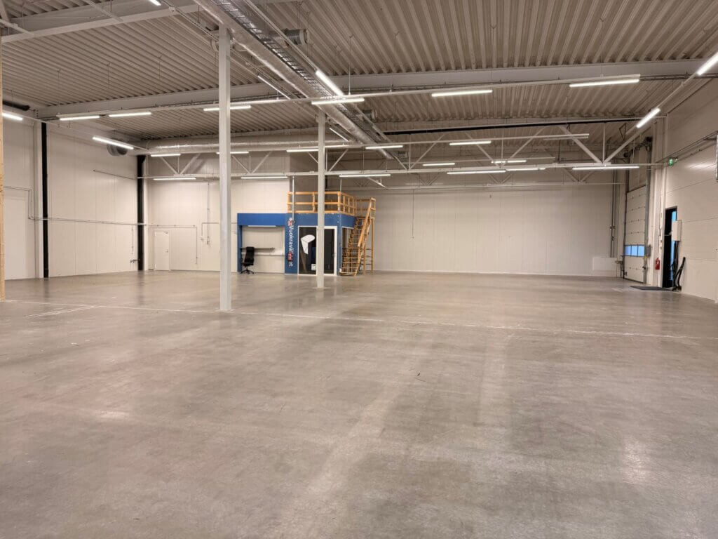 Vuokrattava liiketila Autokeskuksentie 12:ssa Pirkkalan Linnakalliossa.
